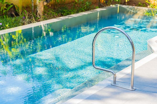 Pourquoi le verre est-il le matériau parfait pour les garde-corps de piscine ?
