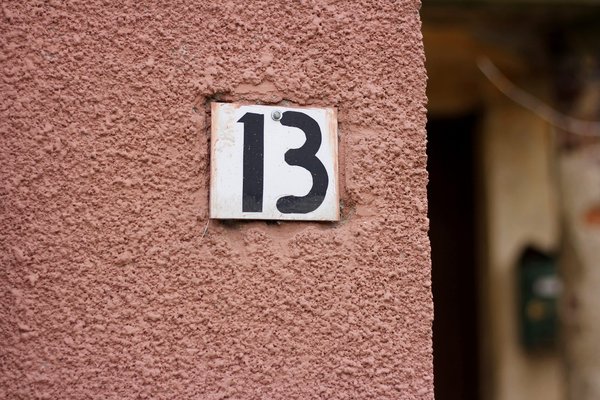 Aperçu complet sur les plaques de numéro de maison, leur utilité et les différentes options disponibles.