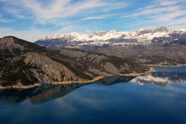 Protégez efficacement vos plantes en installant une serre dans votre jardin