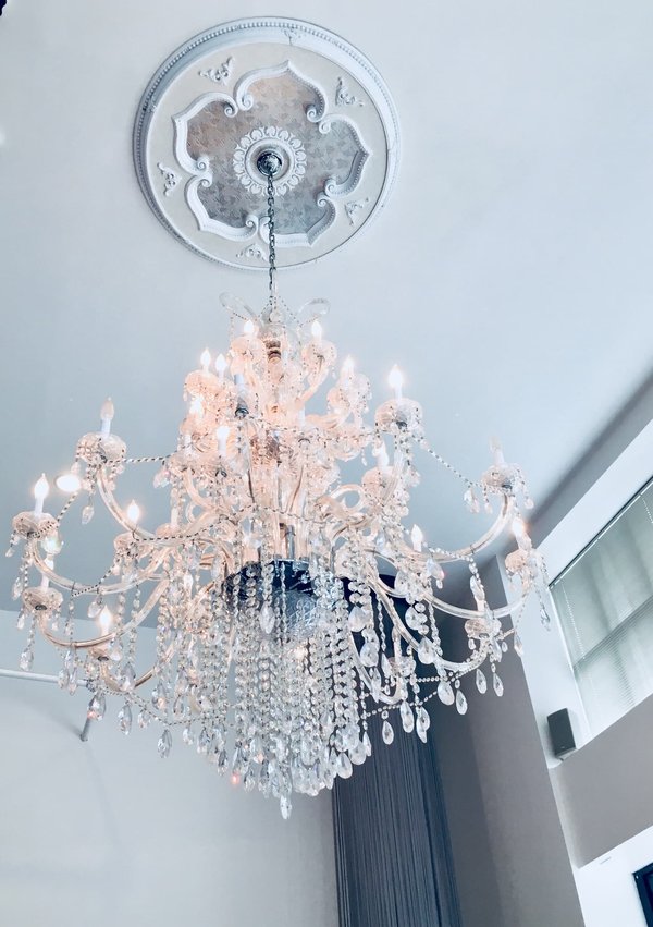 Améliorez votre décoration intérieure en installant dans votre maison un lustre moderne